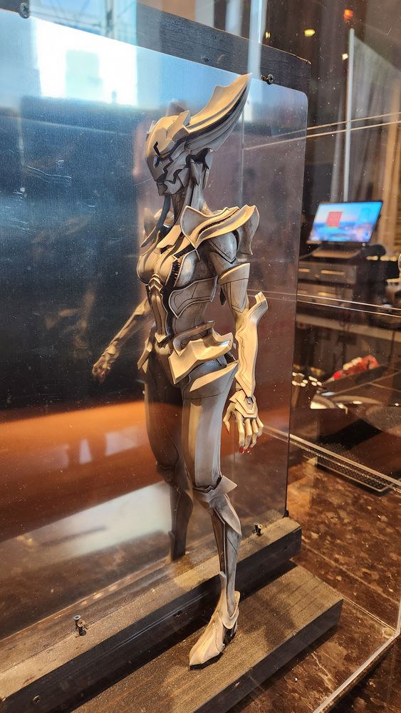 JWマリオットホテルのクランチロールラウンジに飾られている、ルジュ変身後のグラディエーター・メタルルージュの展示。