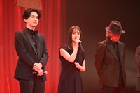 左から吉沢亮、橋本環奈、佐藤浩市。