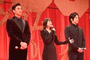 左から要潤、清野菜名、大沢たかお。