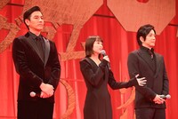 左から要潤、清野菜名、大沢たかお。
