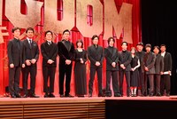 左から佐藤信介監督、三浦貴大、岡山天音、要潤、清野菜名、大沢たかお、山崎賢人、吉沢亮、橋本環奈、佐藤浩市、山田裕貴、片岡愛之助、高嶋政宏。