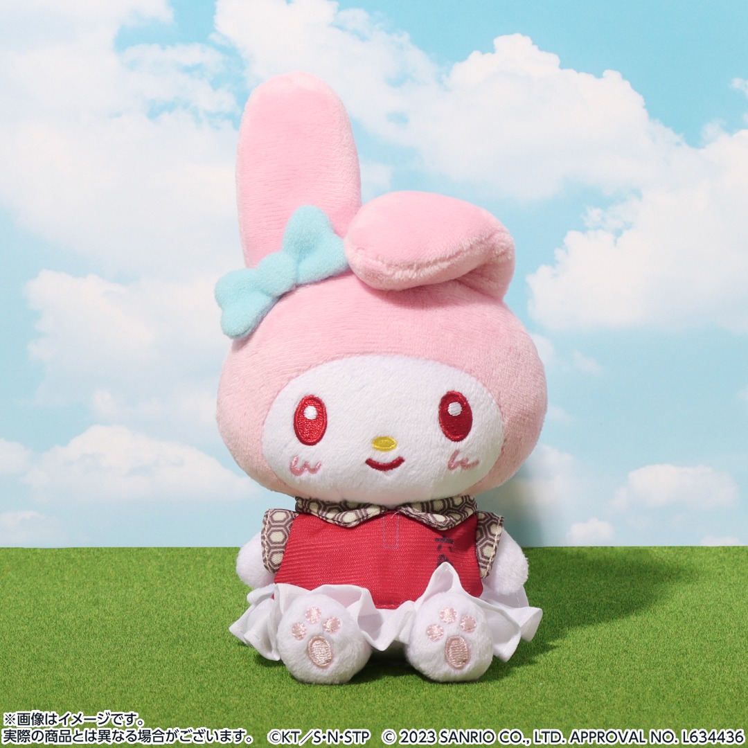 六角中学校のユニフォームを着たマイメロディのぬいぐるみマスコット。