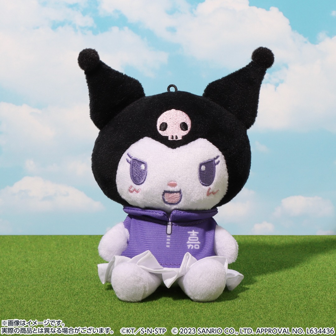 比嘉中学校のユニフォームを着たクロミのぬいぐるみマスコット。