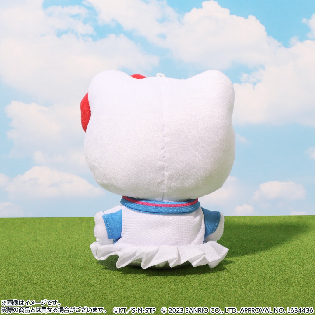 青春学園中等部のユニフォームを着たハローキティのぬいぐるみマスコット。