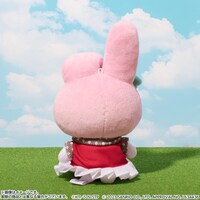 六角中学校のユニフォームを着たマイメロディのぬいぐるみマスコット。