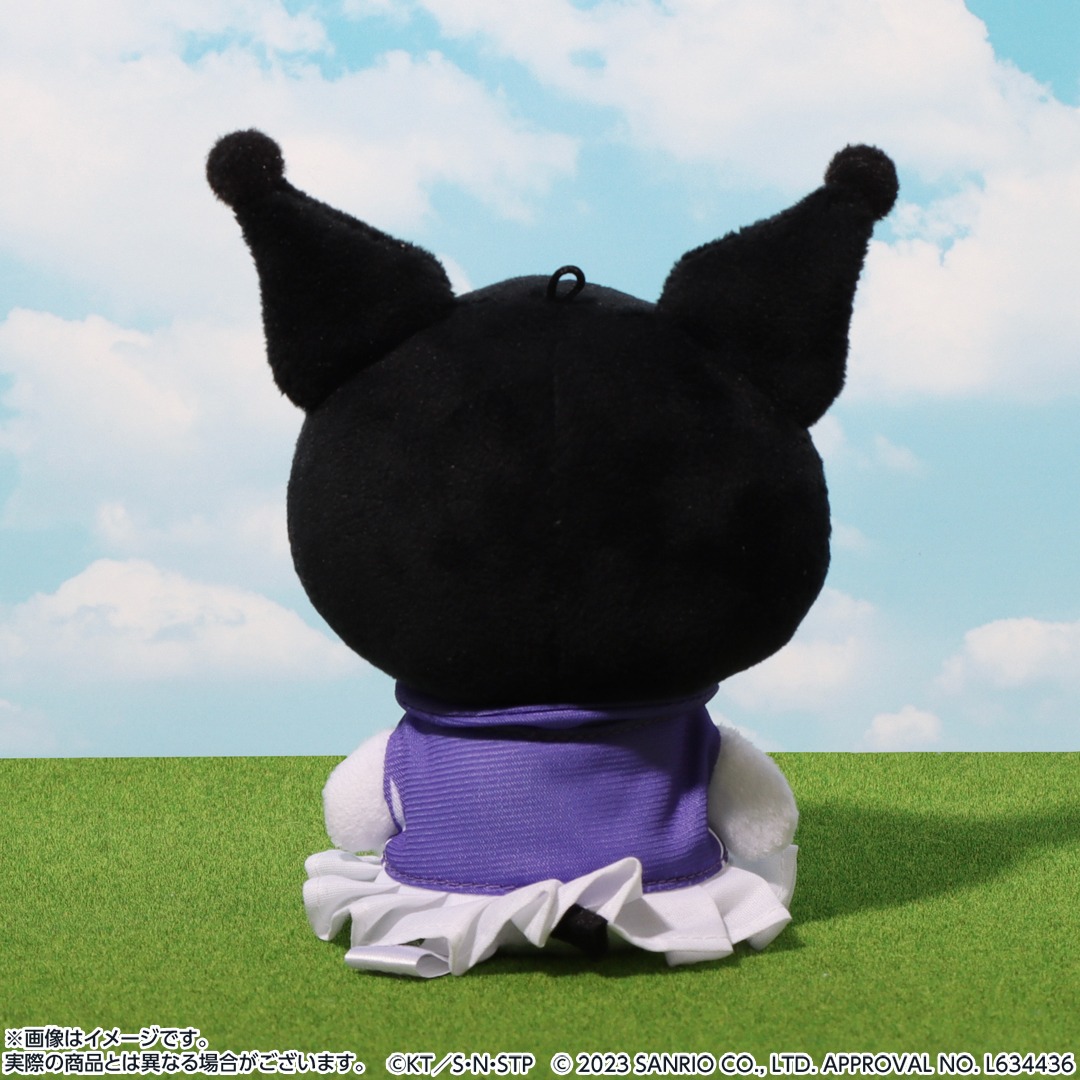 比嘉中学校のユニフォームを着たクロミのぬいぐるみマスコット。
