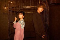 左から輪堂鴉夜役の黒沢ともよ、真打津軽役の八代拓。