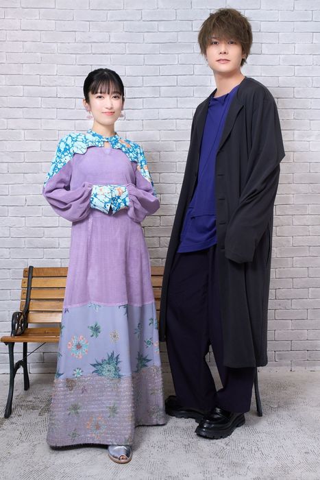 左から輪堂鴉夜役の黒沢ともよ、真打津軽役の八代拓。