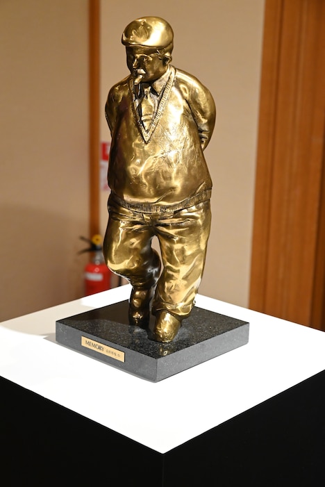 講談社漫画賞のブロンズ像。