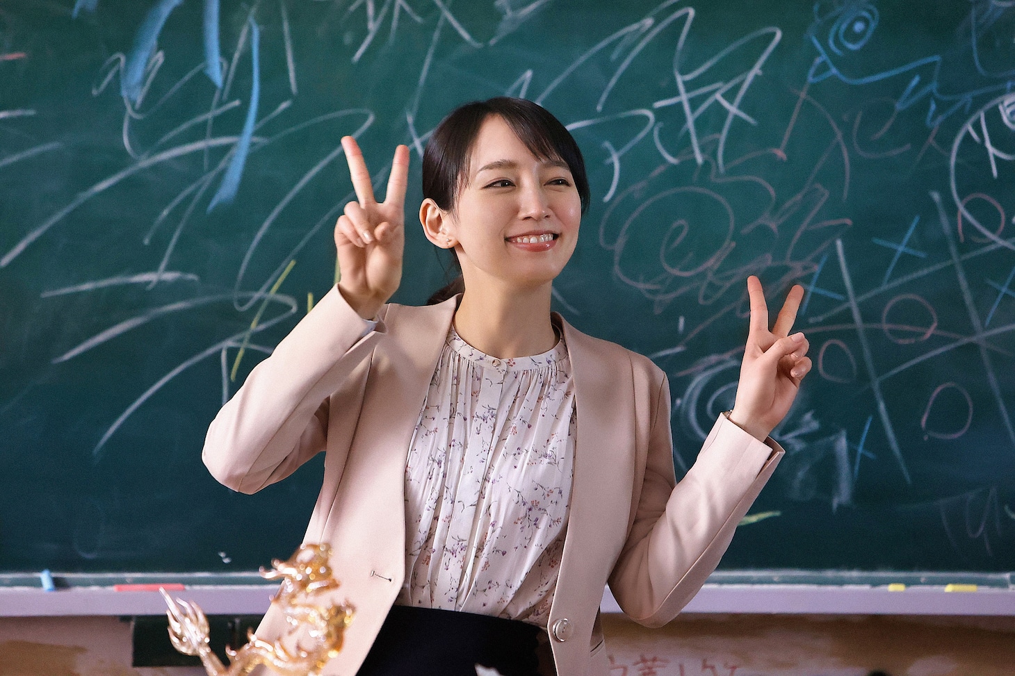 吉岡里帆演じる雨宮瞳。