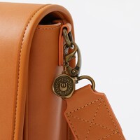 「夏目友人帳」コラボレーションのショルダーバッグ。