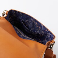 「夏目友人帳」コラボレーションのショルダーバッグ。