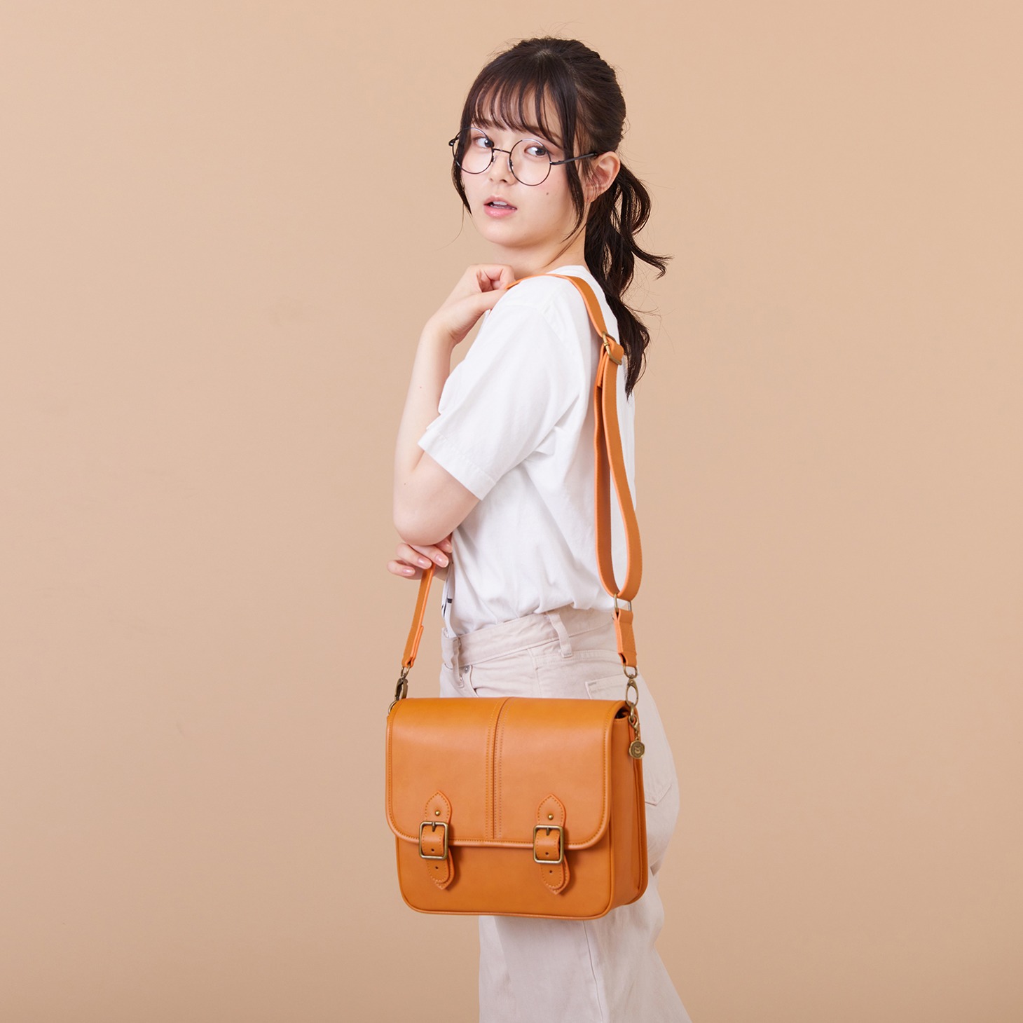 「夏目友人帳」コラボレーションのショルダーバッグ。