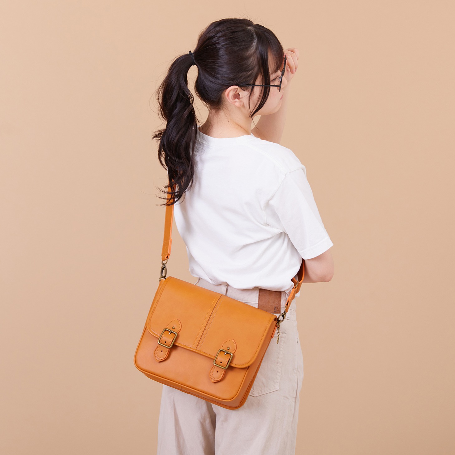 「夏目友人帳」コラボレーションのショルダーバッグ。