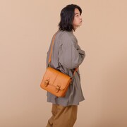 「夏目友人帳」コラボレーションのショルダーバッグ。