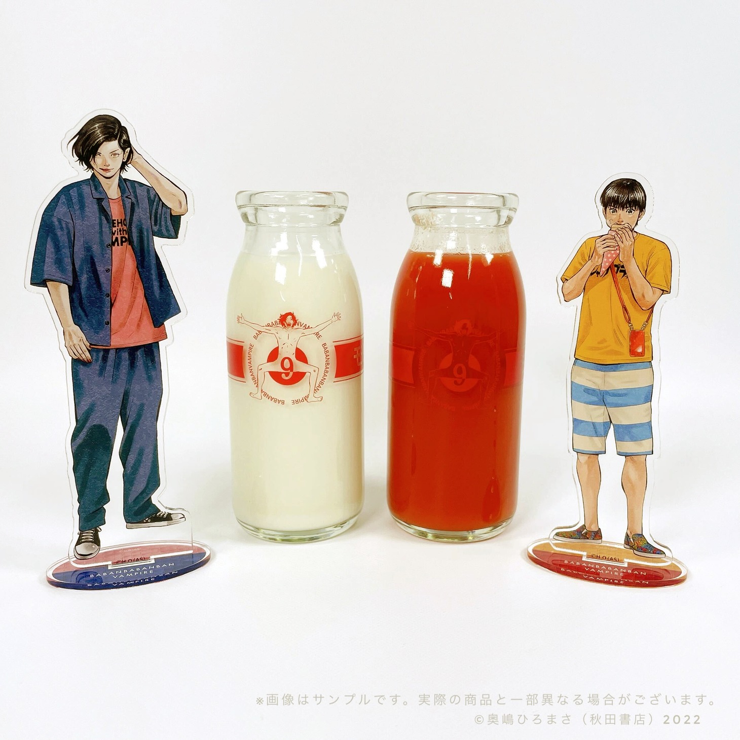 ビッグアクリルスタンドと「蘭印牛乳瓶」の写真。