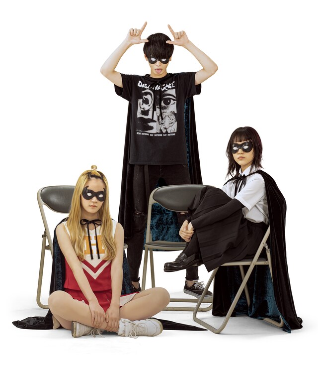 ドラマ「EVOL（イーヴォー）」オマージュビジュアル。左から服部樹咲扮する新山サクラ、青木柚扮する児玉ノゾミ、伊礼姫奈扮する土屋アカリ。