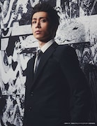 鐘ヶ江洸扮する荒井ヒロカズ。