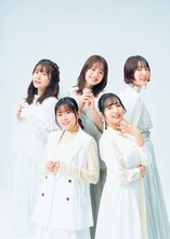 花澤香菜、竹達彩奈、伊藤美来、佐倉綾音、水瀬いのりのグラビア。