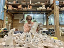 しりあがり寿の作品制作風景。（陶芸・焼き絵協力：kamakura 山陶芸工房、たからの庭）