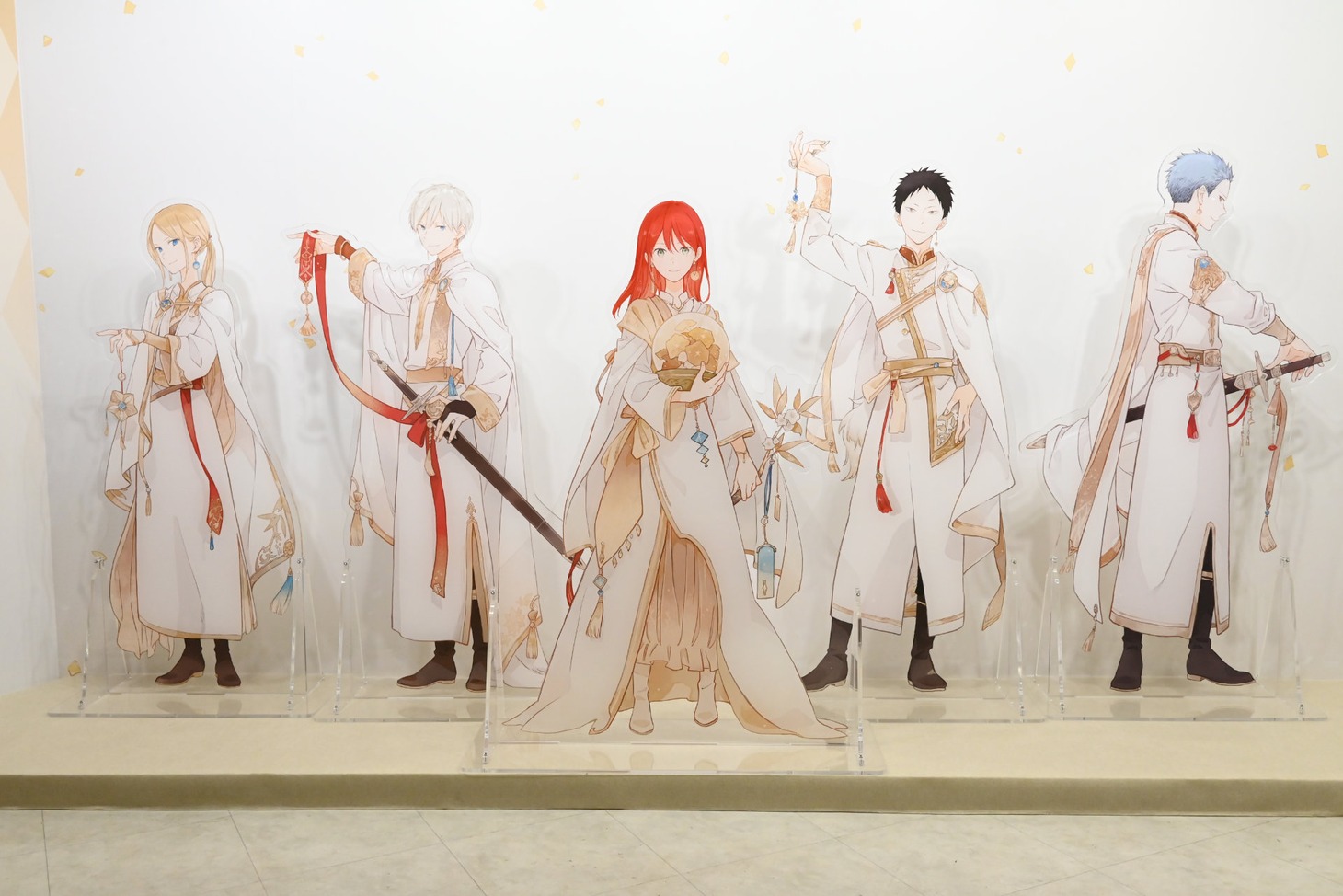 「赤髪の白雪姫 原画展」エントランスの特大アクリルスタンド。