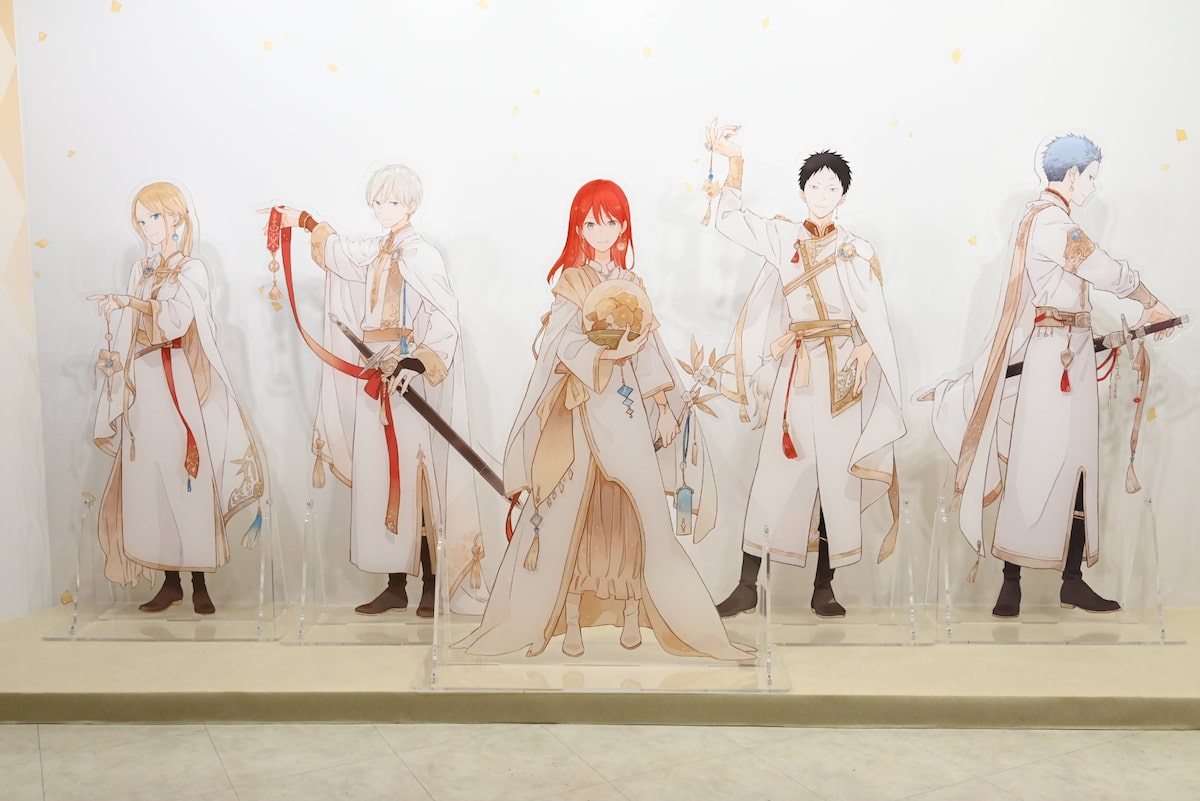 赤髪の白雪姫 原画展」エントランスの特大アクリルスタンド。 [画像 
