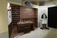 「赤髪の白雪姫 原画展」より、白雪が薬剤師として働く仕事場を再現したコーナー。