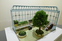 「赤髪の白雪姫 原画展」より、薬草園の1/12スケールジオラマ。