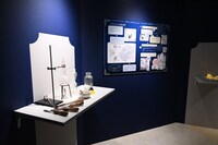 「赤髪の白雪姫 原画展」より、オリンマリスの種からフォスティリアスを作り出す方法や器具の展示スペース。