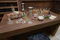 「赤髪の白雪姫 原画展」より、白雪が薬剤師として働く仕事場を再現したコーナー。