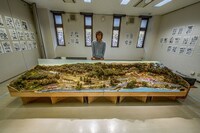 JR木次線・出雲坂根のジオラマ。中央が江上英樹氏。