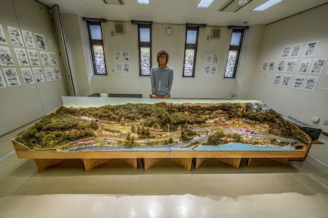 JR木次線・出雲坂根のジオラマ。中央が江上英樹氏。