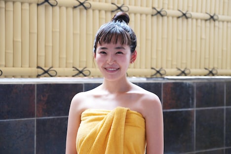 塩塗り女役の清水みさと。 (c)「湯遊ワンダーランド」製作委員会