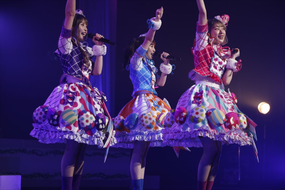 ゴーゴー！マスコッツ。左からメルパン役の大森日雅、ラビリィ役の田中美海、キラッCHU役の山下七海。