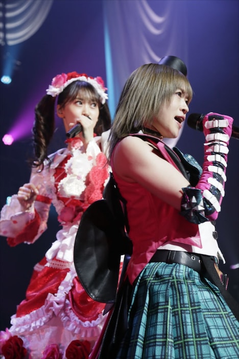 左から赤城あんな役の芹澤優、緑川さら役の若井友希。