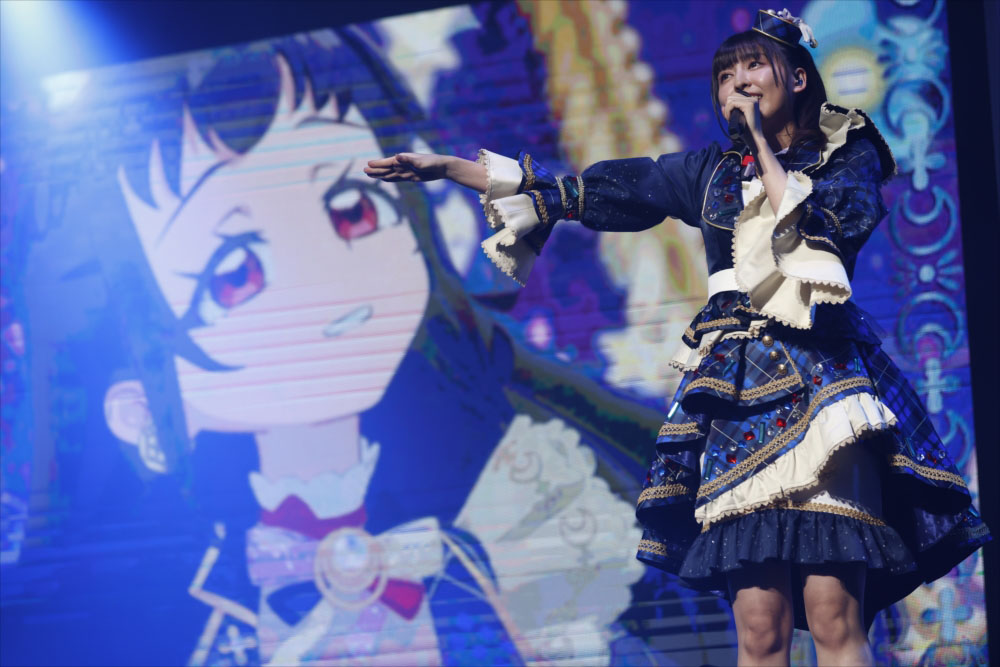 輝イブ役の指出毬亜。