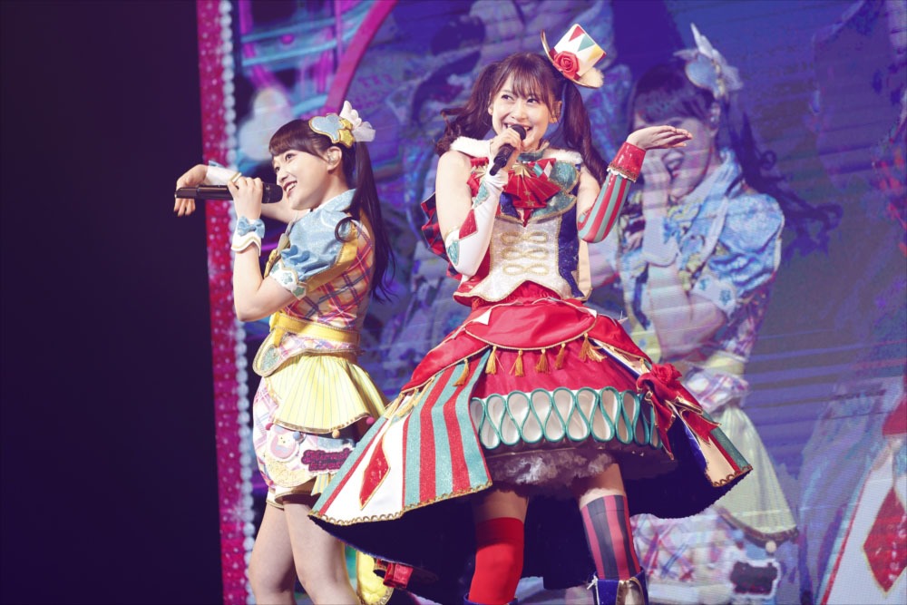 ツヨキ！ツインテールズ。左から萌黄えも役の久保田未夢、赤城あんな役の芹澤優。