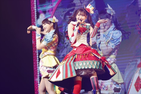 ツヨキ!ツインテールズ。左から萌黄えも役の久保田未夢、赤城あんな役の芹澤優。