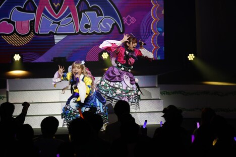 左から明日香ルゥ役の澁谷梓希、歩堂デヴィ役の山北早紀。