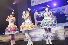 ミラクル☆キラッツ。左から桃山みらい役の林鼓子、萌黄えも役の久保田未夢、青葉りんか役の厚木那奈美。