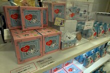 「ときめきトゥナイト展」で販売されるグッズ。 (c)池野恋／集英社