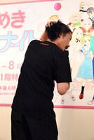 グッズのTシャツを着てきた菅良太郎。 (c)池野恋／集英社