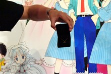 「真壁くんからのプレゼント『星型ペンダント』」を紹介する菅良太郎。 (c)池野恋／集英社