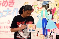 「毎日真壁くんカレンダー」を紹介する菅良太郎。 (c)池野恋／集英社