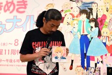 「毎日真壁くんカレンダー」を紹介する菅良太郎。 (c)池野恋／集英社