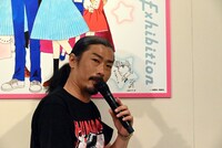 池野恋のサインと並ぶ菅良太郎。 (c)池野恋／集英社