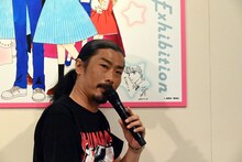 池野恋のサインと並ぶ菅良太郎。 (c)池野恋／集英社