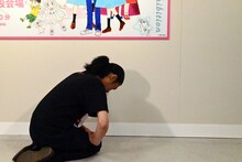 池野恋のサインに向かって敬意を示す菅良太郎。 (c)池野恋／集英社