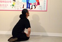 池野恋のサインに向かって敬意を示す菅良太郎。 (c)池野恋／集英社