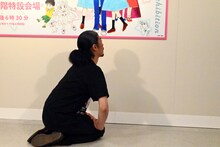 池野恋のサインに向かって敬意を示す菅良太郎。 (c)池野恋／集英社